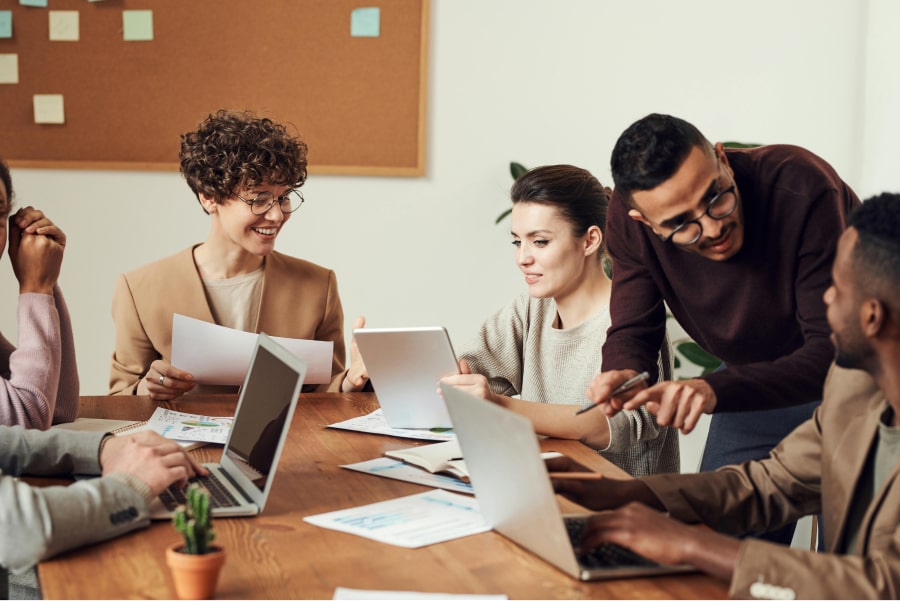 5 colaboradores fazendo uma reunião de negócios